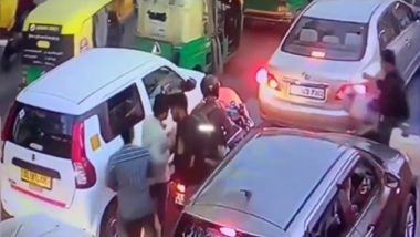 Video: Two Men Steal Rs 40 Lakh From Biker’s Backpack Near Red Fort in Delhi, Act Caught on Camera