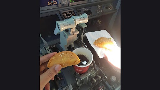 SpiceJet Pilots Accused of Placing Beverage Cup on Key Equipment Inside Plane’s Cockpit, Netizens Raise Safety Concern After Photo Goes Viral