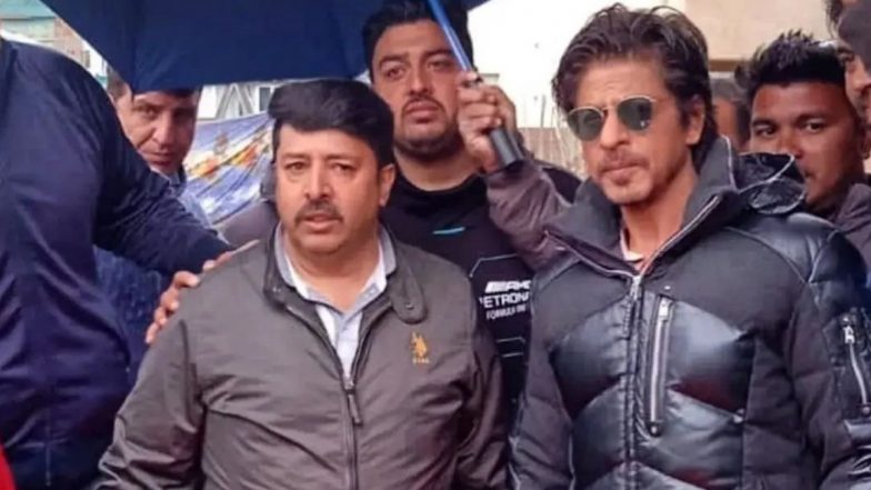 Dunki: Shah Rukh Khan Poses With Fans as He Shoots for Rajkumar Hirani’s Upcoming Film in Kashmir