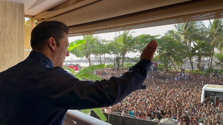 Salman Khan Greets Fans on Eid, Poses With Entire Family for Grand Frame (View Pic)