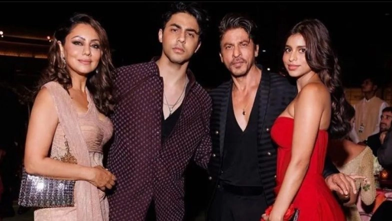Shah Rukh Khan Strikes a Pose With His Wife Gauri Khan and Kids Aryan and Suhana Khan at NMACC Event (View Pic)