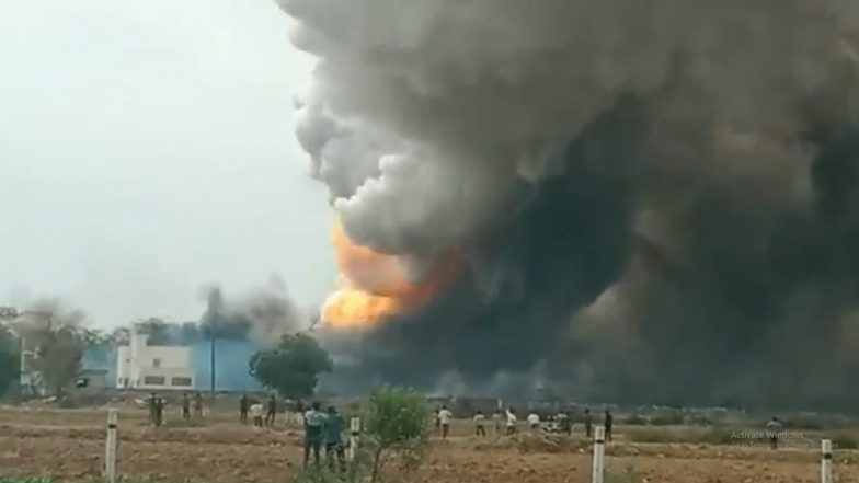 Gujarat Fire: Massive Blaze at Firecracker Factory in Aravalli, Video of Smoke Clouds Engulfing Skies Surfaces