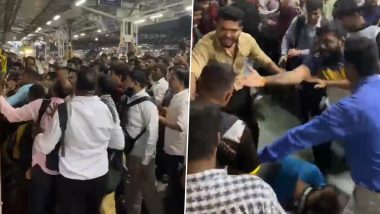 Angry Passengers Thrash Two Men for Blocking Entrance of Mumbai Local Train Compartment at Diva Railway Station, Video Goes Viral