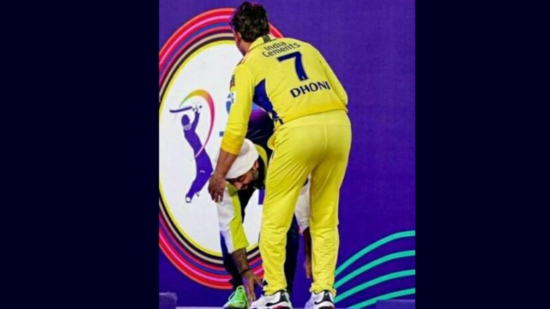 Arijit Singh Touches MS Dhoni’s Feet During IPL 2023 Opening Ceremony (See Pic)