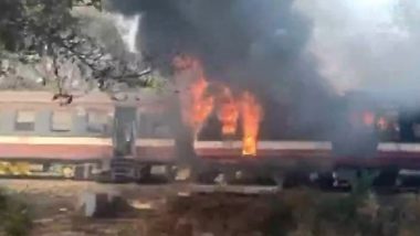 Madhya Pradesh: Fire Breaks Out in Generator Car of Ratlam-Ambedkar Nagar Demu Train, No Injuries Reported (Watch Video)