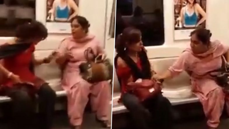 'Hath Laga Ke Toh Dikha!' Two Women Get Into Ugly Fist Fight in Delhi Metro, Video Goes Viral