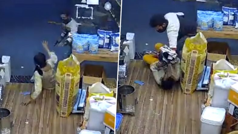 Delhi: Two Bike-Borne Men Snatch Woman’s Chain at Gunpoint in Rohini, Shocking CCTV Video Surfaces