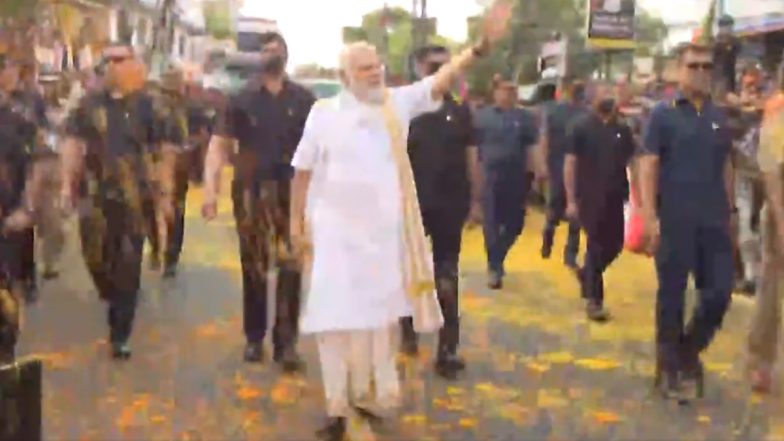 PM Narendra Modi Dressed in ‘Mundu’, Holds Roadshow in Kerala’s Kochi (Watch Video)