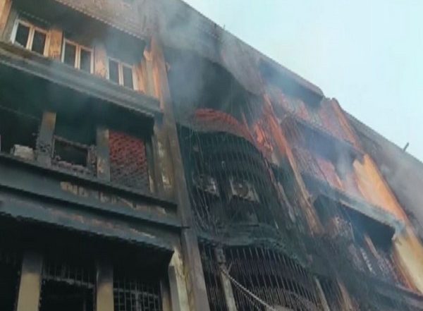 Kanpur Fire: Efforts to Douse Massive Blaze at Garments Complex in Basmandi Continue on Third Day
