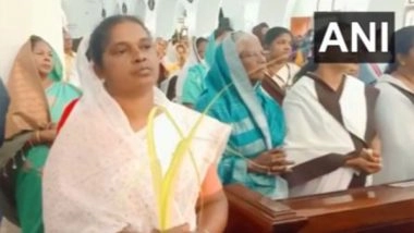 India News | Kerala: Devotees Offer Prayers at St. Joseph's Metropolitan Cathedral on Palm Sunday