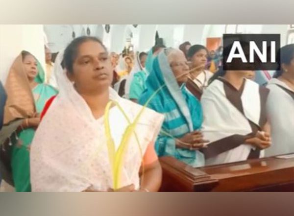 India News | Kerala: Devotees Offer Prayers at St. Joseph's Metropolitan Cathedral on Palm Sunday