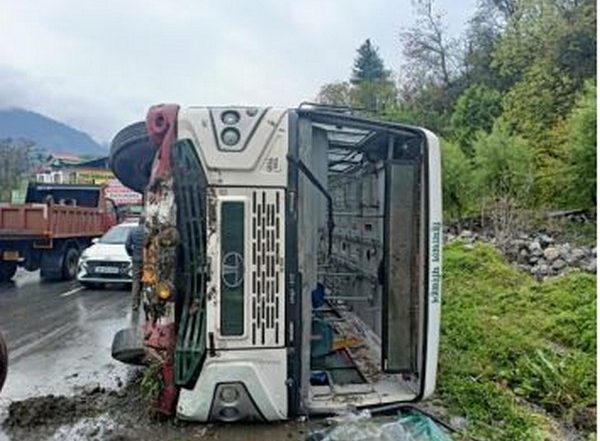 India News | 5 Injured in Road Accident in Himachal Pradesh's Kullu