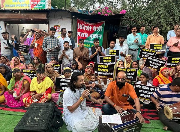 Bhopal: Hindus Recite Hanuman Chalisa, Muslims Hold Iftar in Protest Against Liquor Shop in Shahjahanabad (Watch Video)