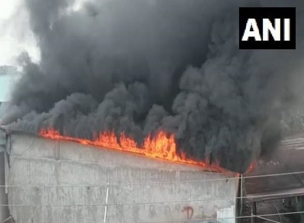India News | West Bengal: Massive Fire Breaks out in Chemical Factory in Siliguri; Fire Tenders at Spot