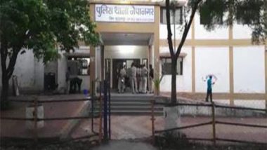 Madhya Pradesh: Mob Attacks Police Station in Burhanpur, Beat Cops and Frees Three Accused From Lock-Up (Watch Video)