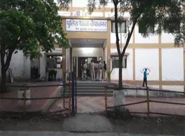 Madhya Pradesh: Mob Attacks Police Station in Burhanpur, Beat Cops and Frees Three Accused From Lock-Up (Watch Video)