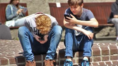 Teens Who Use Smartphones for More Than Three Hours a Day Suffer More From Back Pain