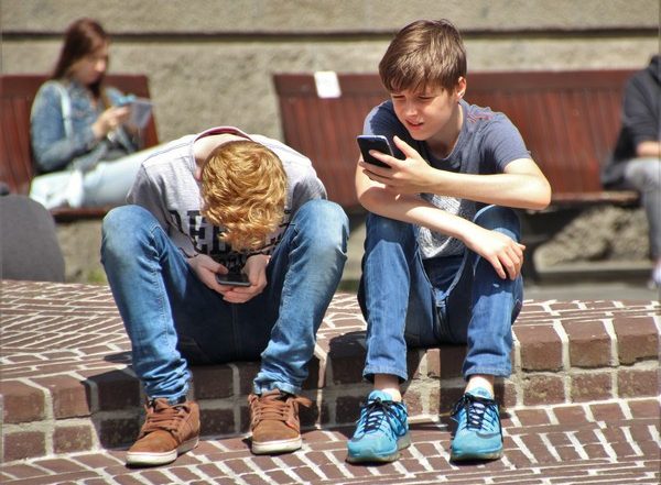 Teens Who Use Smartphones for More Than Three Hours a Day Suffer More From Back Pain