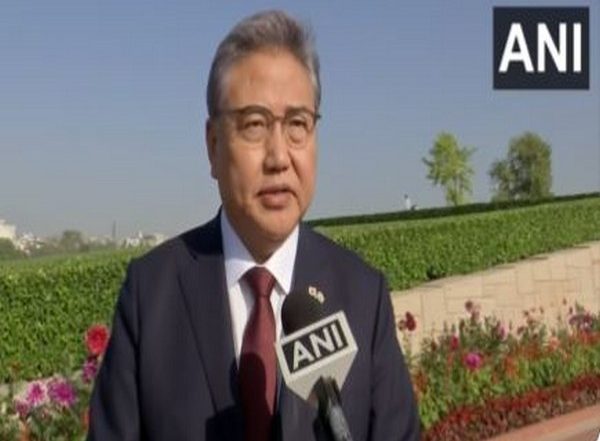 World News | South Korea Foreign Minister Park Visits Mahatma Gandhi Memorial in Rajghat, Pays Tribute