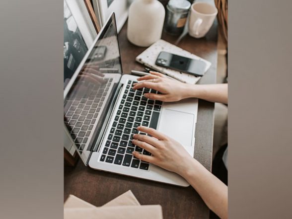 Lifestyle News | How Teens' Trust on Internet Information is Associated with Stress - Vimarsana News