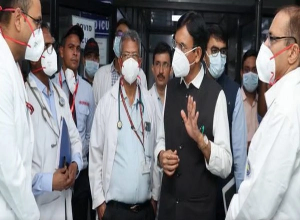 India News | Health Minister Mansukh Mandaviya Visits RML Hospital, Reviews Mock Drill for Ensuring COVID Readiness