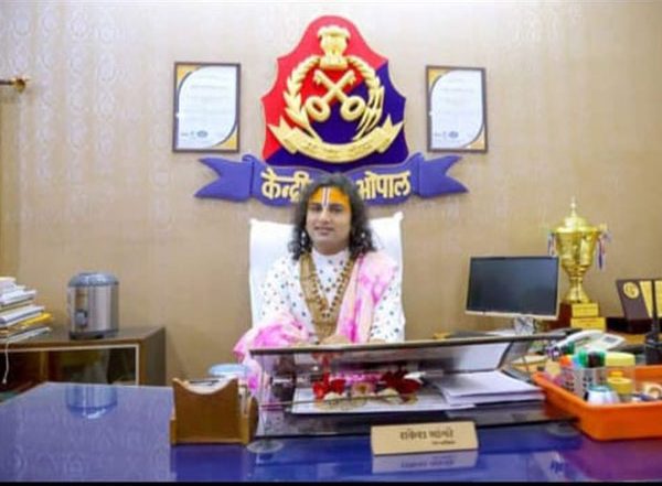 ‘Storyteller Aniruddh Acharya Sat in My Chair on My Request’, Says Bhopal Central Jail Superintendent After Row