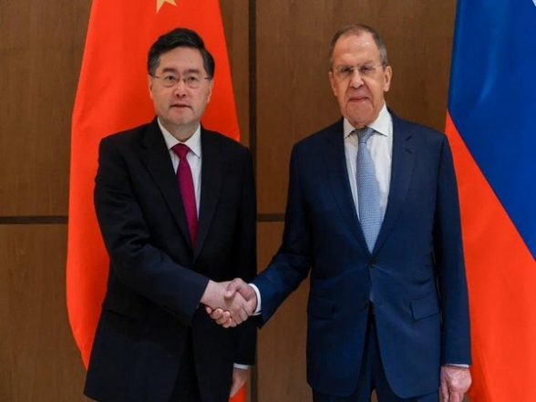World News | Russian Foreign Minister Sergey Lavrov Holds Talks with Chinese Counterpart Qin Gang in Uzbekistan - Vimarsana News