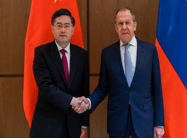 World News | Russian Foreign Minister Sergey Lavrov Holds Talks with Chinese Counterpart Qin Gang in Uzbekistan
