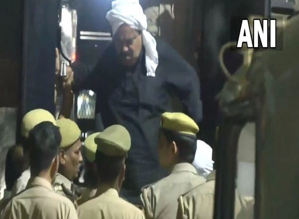 India News | Umesh Pal Murder Case: Gangster Atiq Ahmed, Brother Ashraf Taken to  Dhoomanganj Police Station in Prayagraj