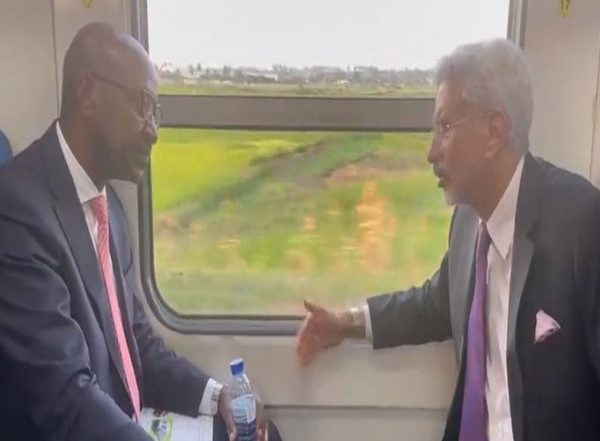 Mozambique: EAM S Jaishankar Takes Ride in 'Made in India' Train in Maputo (Watch Video)