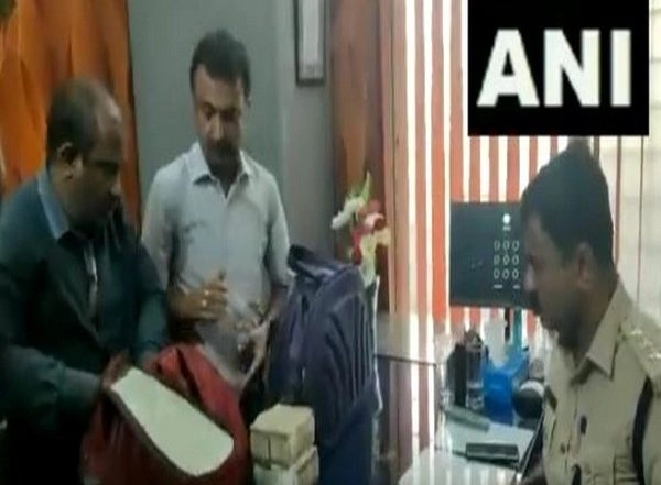 India News | Ahead of Karnataka Polls, Unaccounted Cash of Rs 1 Cr Seized in Bengaluru