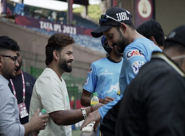 Sports News | IPL 2023: Rishabh Pant Visits Delhi Capitals' Training Session in Bengaluru Ahead of Match Against RCB