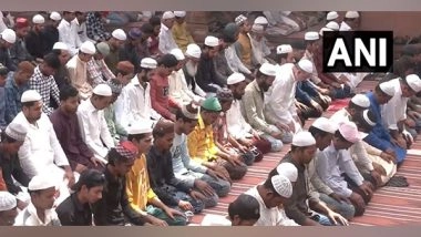 India News | Delhi: Devotees Offer Prayers on Last Friday of Ramzan at Jama Masjid
