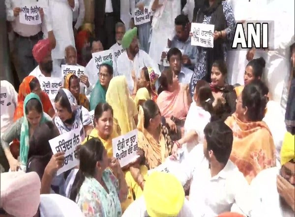 India News | Punjab: AAP Workers Stage Protest at Amritsar in Support of Delhi CM Kejriwal