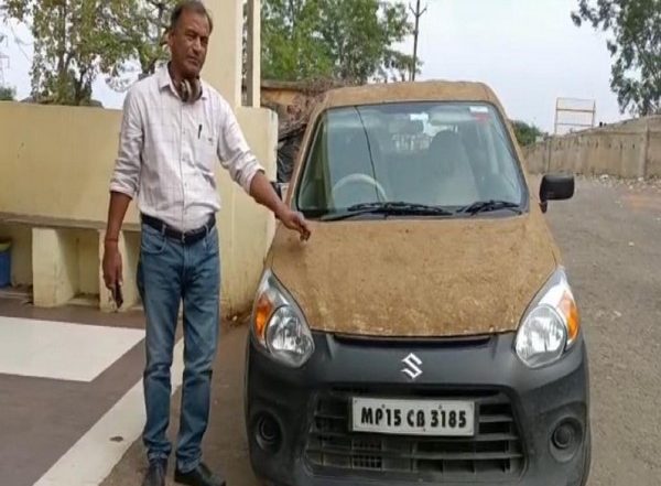 India News | MP: Homeopathic Doctor Coats His Car with Cow Dung to Get Relief from Heat in Sagar