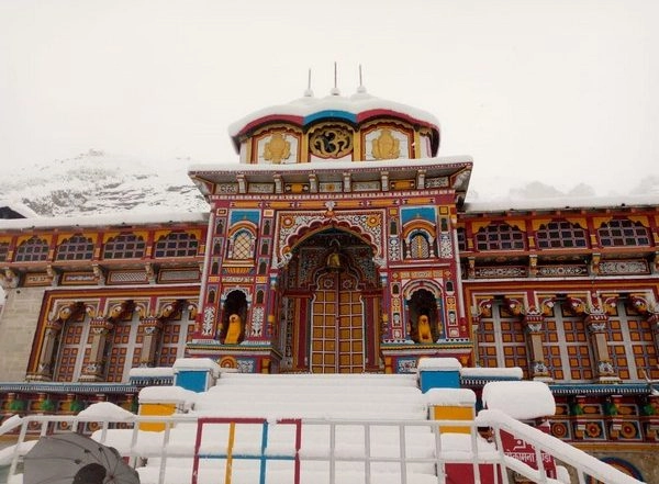 India News | Thick Blanket of Snow Covers Uttarakhand's Badrinath Dham