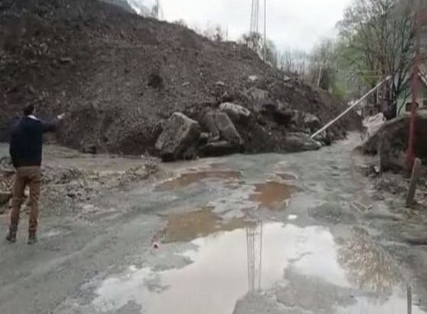 India News | J-K: Landslide on Srinagar-Sonamarg Road, No Casualties Reported