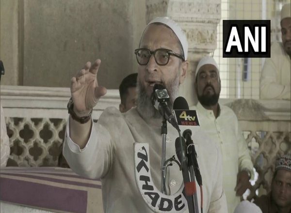 AIMIM Chief Asaduddin Owaisi Compares Killers of Gangster Atiq Ahmed With Mahatma Gandhi’s Assassin Nathuram Godse (Watch Video)