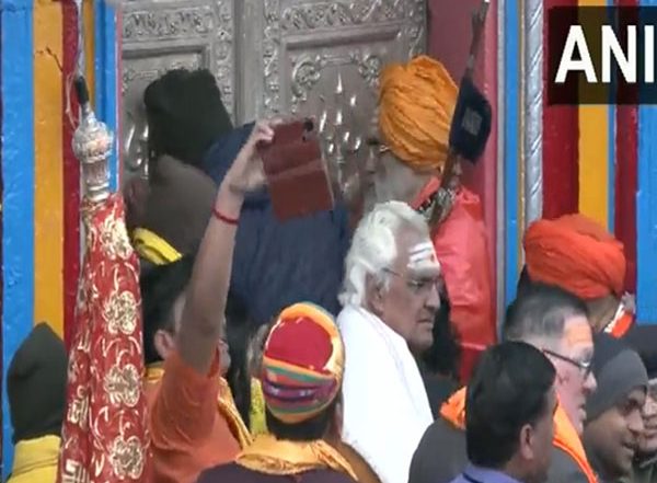 Char Dham Yatra 2023: Doors of Kedarnath Dham Open to Pilgrims; Temple Decked with 20 Quintals of Flowers (Watch Video)