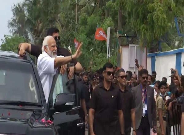 PM Narendra Modi Holds Roadshow in Thiruvananthapuram, To Launch First Vande Bharat Express in Kerala (Watch Video)