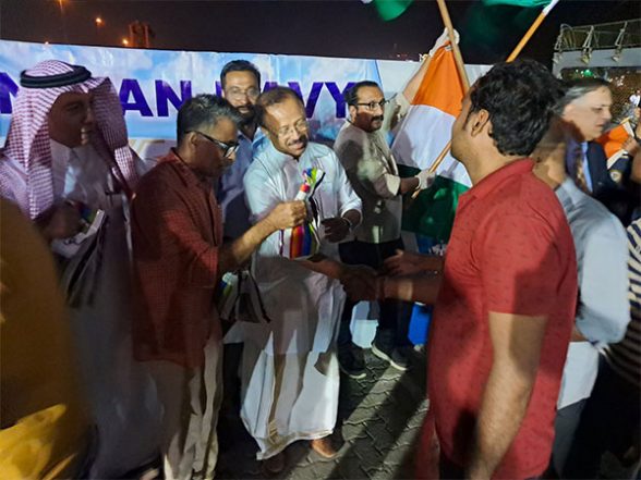 World News | MoS V Muraleedharan Receives First Batch of Stranded Indians at Jeddah - Vimarsana News