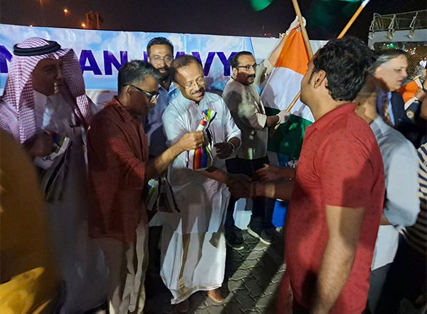 World News | MoS V Muraleedharan Receives First Batch of Stranded Indians at Jeddah