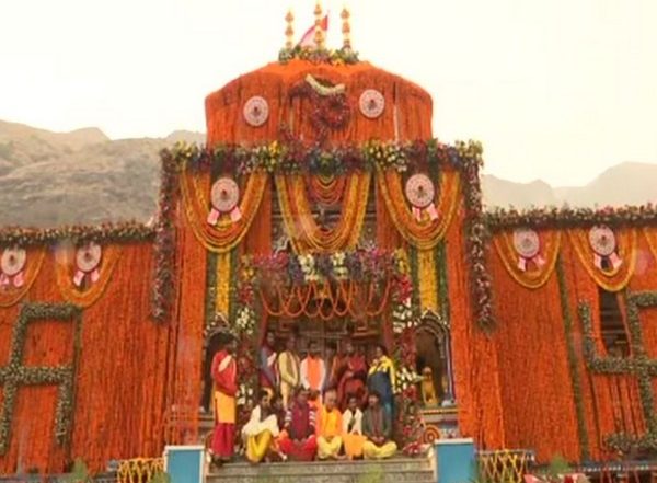 Char Dham Yatra 2023: Badrinath Dham Opens for Devotees Amid Chanting of Shlokas, Melodious Tunes of Indian Army Band (Watch Video)
