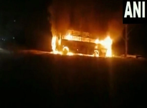 India News | Bus Catches Fire on Mumbai-Ahmedabad Highway, No Casualty Reported