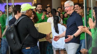 Apple Store Opening in Mumbai: CEO Tim Cook Left Amused After Goregaon Resident Brings 1984 Macintosh Computer at Inauguration (See Pic and Video)