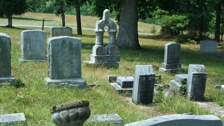 Bizarre! Boss in Hong Kong Demands Pictures of Gravestones After Employee Asks for 12-Day Leave To 'Pay Respects to Ancestors' During Ching Ming Festival