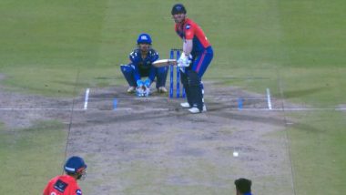 David Warner Batting Right-Handed! Fans Surprised As Delhi Capitals Captain Switches Hand While Facing Off-Spinner During DC vs MI IPL 2023 Match