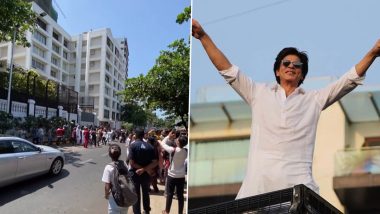 Eid 2023: Fans Gather Outside Shah Rukh Khan’s Mannat Bungalow To Catch a Glimpse of Him and Wish Eid Mubarak (Watch Video)