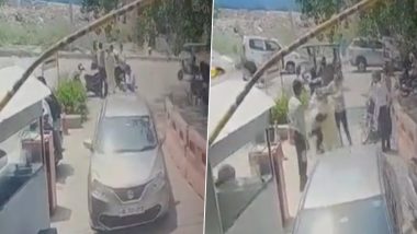 Delhi Mall Fight: Rider, Security Guard Engage in Ugly Brawl Over Delay in Handing Parking Ticket Outside Anand Vihar Mall, Viral Video Surfaces