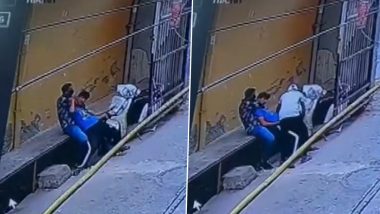 Robbery Caught on Camera in Delhi: Two Miscreants Rob, Assault Man in Broad Daylight in Seelampur; Arrested After Video Goes Viral